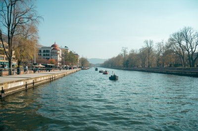 AI-generated travel thumbnail for Abdurahmoni Jomí