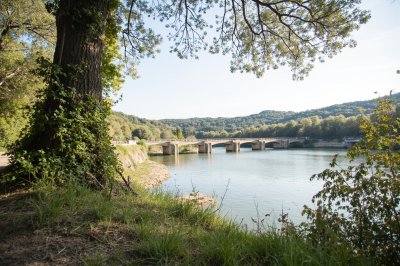 AI-generated travel thumbnail for Aigues-Mortes
