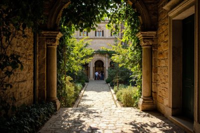 AI-generated travel thumbnail for Alcázar de San Juan