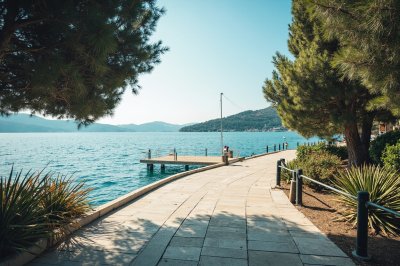 AI-generated travel thumbnail for Alepoú