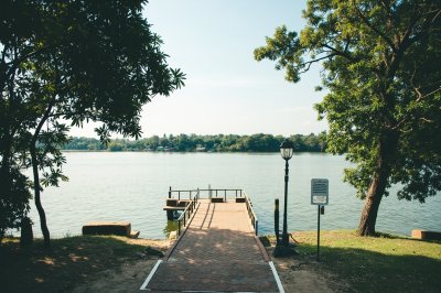 AI-generated travel thumbnail for Amphoe Damnoen Saduak