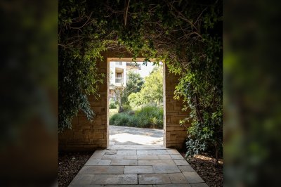 AI-generated travel thumbnail for At Tall
