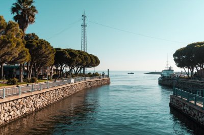 AI-generated travel thumbnail for Atlántida