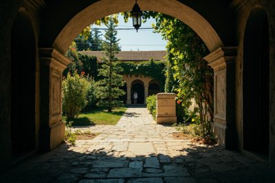 AI-generated travel thumbnail for Batoș