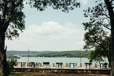 AI-generated travel thumbnail for Berre-l'Étang
