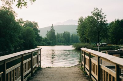 AI-generated travel thumbnail for Botoşeşti-Paia