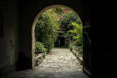 AI-generated travel thumbnail for Bursuceni