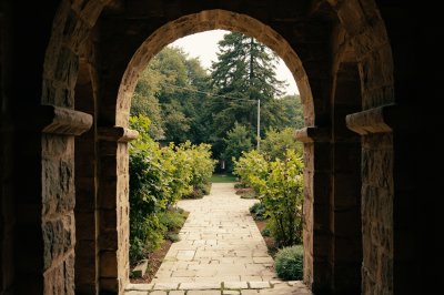 AI-generated travel thumbnail for Căldăraru