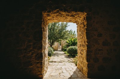 AI-generated travel thumbnail for Calera de León