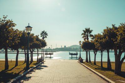 AI-generated travel thumbnail for Calle Larga