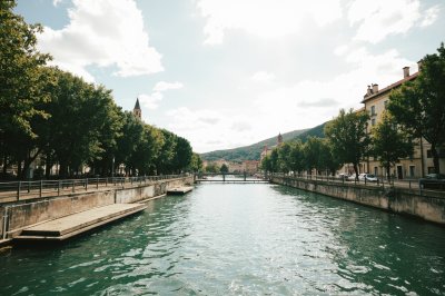 AI-generated travel thumbnail for Caluire-et-Cuire