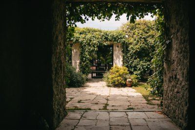 AI-generated travel thumbnail for Camăr