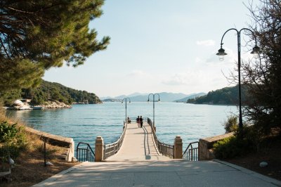 AI-generated travel thumbnail for Carqueiranne