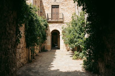 AI-generated travel thumbnail for Carrera La