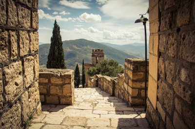 AI-generated travel thumbnail for Castel del Monte
