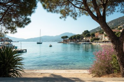 AI-generated travel thumbnail for Cavalaire-sur-Mer