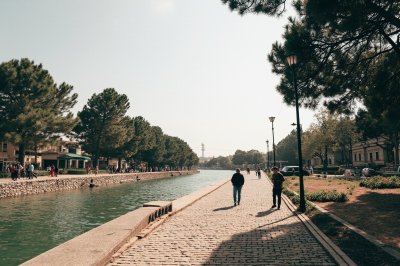 AI-generated travel thumbnail for Caza de Aakkar