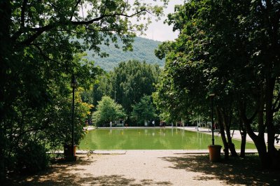 AI-generated travel thumbnail for Celle Enomondo
