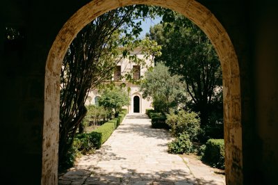 AI-generated travel thumbnail for Châteaurenard