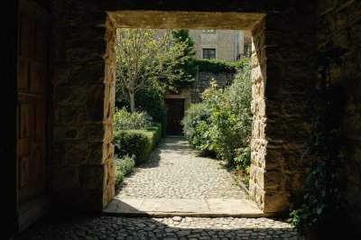 AI-generated travel thumbnail for Chaudes-Aigues