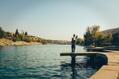 AI-generated travel thumbnail for Cheshmeh Qareh