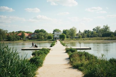 AI-generated travel thumbnail for Ciocârlia