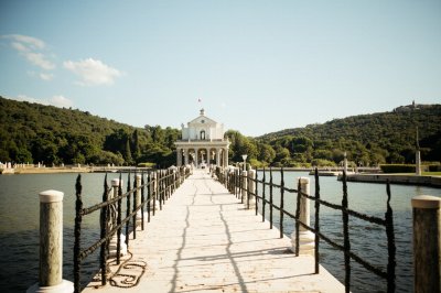AI-generated travel thumbnail for Cisternino