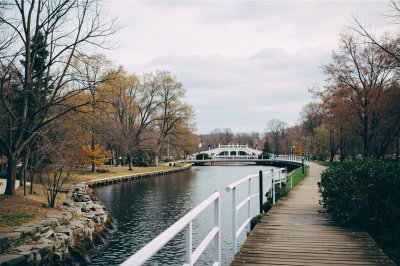 AI-generated travel thumbnail for Clarendon Hills