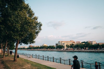 AI-generated travel thumbnail for Colón