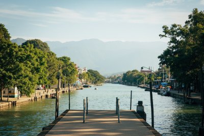 AI-generated travel thumbnail for Colón