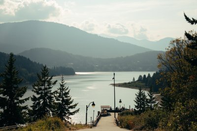 AI-generated travel thumbnail for Comuna Beliş