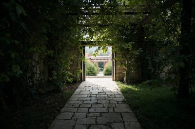 AI-generated travel thumbnail for Comuna Domneşti