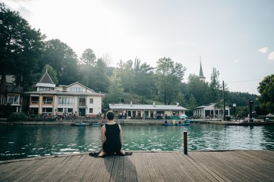 AI-generated travel thumbnail for Comuna Unţeni