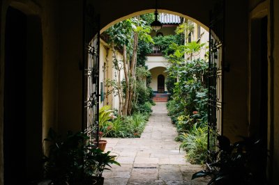 AI-generated travel thumbnail for Convención