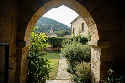 AI-generated travel thumbnail for Cubières