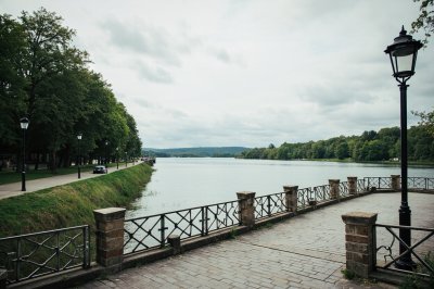 AI-generated travel thumbnail for Dâmbău