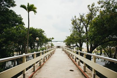 AI-generated travel thumbnail for Damnoen Saduak