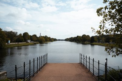AI-generated travel thumbnail for Deanshanger