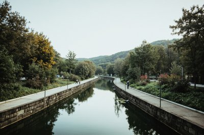 AI-generated travel thumbnail for Degaña