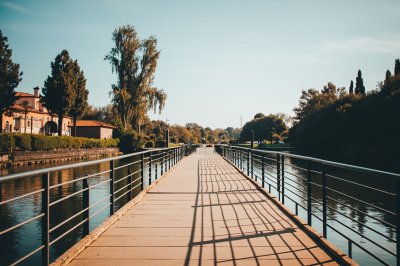 AI-generated travel thumbnail for Doñinos de Ledesma