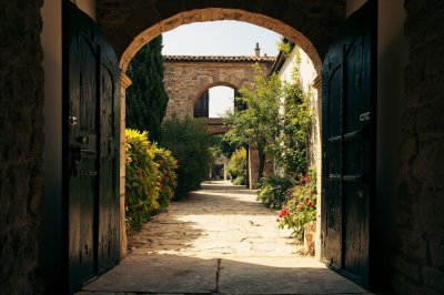 AI-generated travel thumbnail for Donvidas