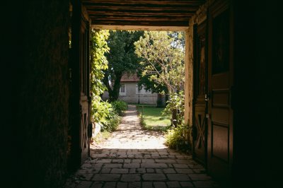 AI-generated travel thumbnail for Długomiłowice