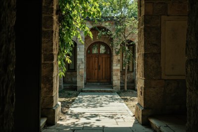 AI-generated travel thumbnail for Dünyamalılar