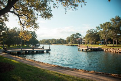 AI-generated travel thumbnail for El Lago