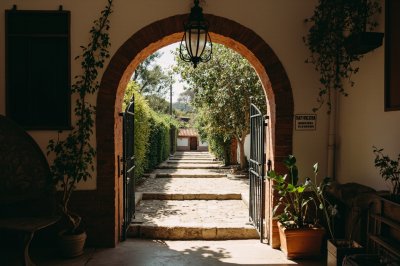 AI-generated travel thumbnail for El Olvera