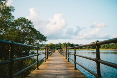 AI-generated travel thumbnail for El Peñón