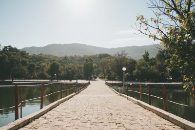 AI-generated travel thumbnail for El Sitio