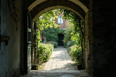 AI-generated travel thumbnail for Émerchicourt