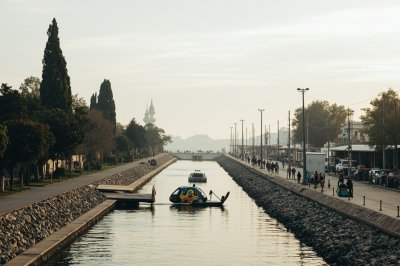 AI-generated travel thumbnail for En Nâqoûra