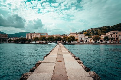AI-generated travel thumbnail for Érone